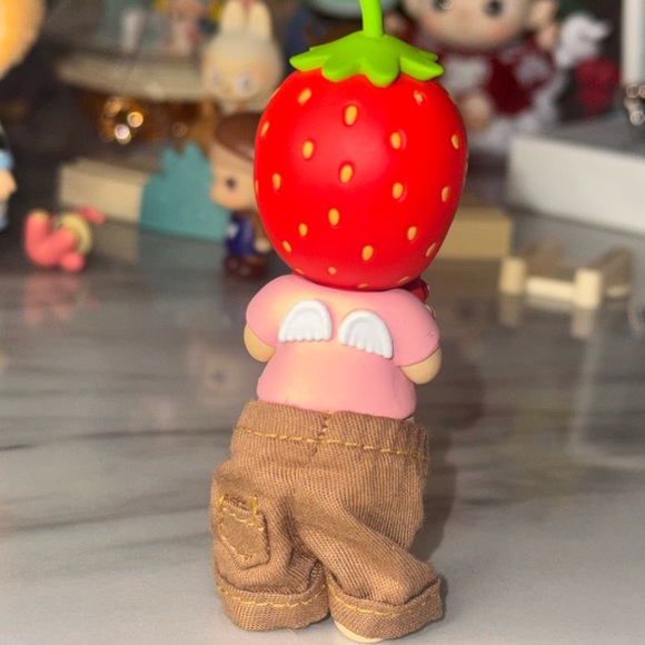 Customized authentic Sonny Angel strawberry heart - Picture 2 of 3